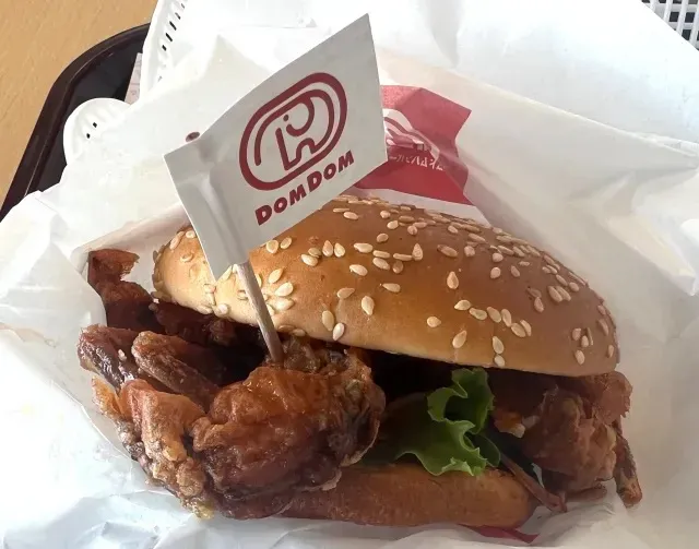 Burger isi kepiting utuh