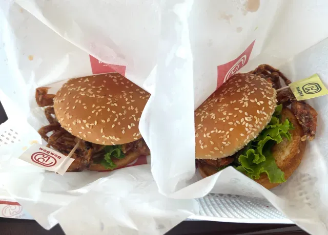 Burger isi kepiting utuh
