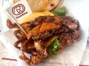 Bukan Beef Patty, Burger Ini Isinya Kepiting Utuh!