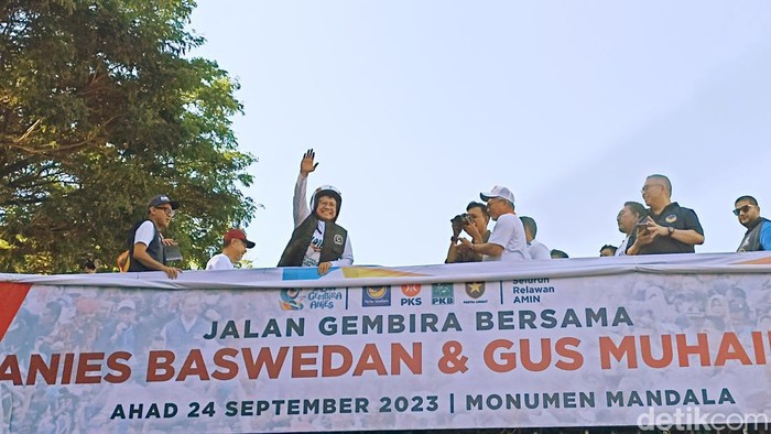Cak Imin menggunakan helm hadiah dari Anies Baswedan.