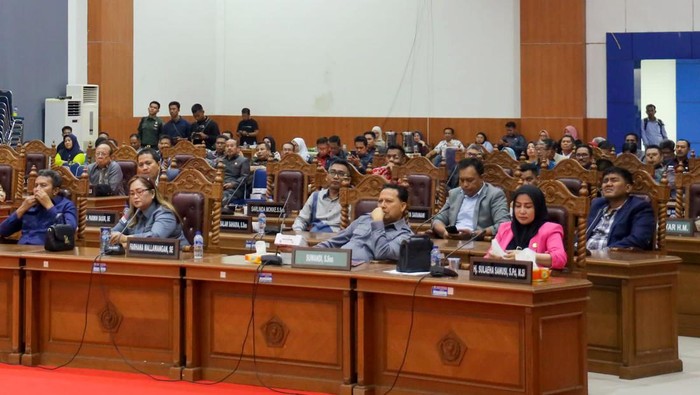 Data yang Akurat Jadi Dasar Penyusunan APBD Sultra Pj Gubernur Sulawesi Tenggara (Sultra), Komjen Pol Andap Budhi Revianto menandatangani nota kesepahaman (MoU) antara Pemprov Sultra dengan DPRD Provinsi Sulawesi Tenggara.