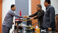 Hal itu tertuang dalam penandatanganan nota kesepahaman (MoU) antara Pemprov Sultra dengan DPRD Provinsi Sulawesi Tenggara. Pj Gubernur Andap memaparkan dasar hukum pengelolaan keuangan daerah sesuai arahan Presiden Joko Widodo.