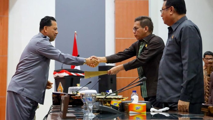 Data yang Akurat Jadi Dasar Penyusunan APBD Sultra Pj Gubernur Sulawesi Tenggara (Sultra), Komjen Pol Andap Budhi Revianto menandatangani nota kesepahaman (MoU) antara Pemprov Sultra dengan DPRD Provinsi Sulawesi Tenggara.