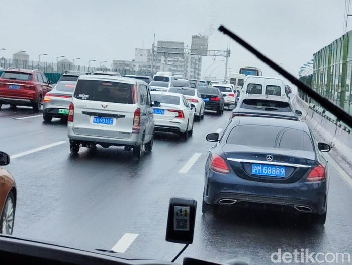 Di Shanghai mobil listrik menggunakan pelat nomor berwarna hijau.