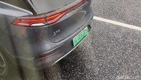 “Plat nomor berwarna hijau itu listrik, kalau biru (warna pelat nomor mobil) itu bensin. Untuk mobil hybrid juga berwarna hijau, dan untuk plat nomor putih di Shanghai itu adalah kendaraan tentara,” cerita Asan, salah satu masyarakat Shanghai. Foto: M Luthfi Andika