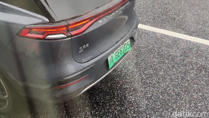 Di Shanghai mobil listrik menggunakan pelat nomor berwarna hijau.