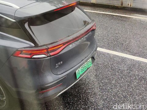 Di Shanghai mobil listrik menggunakan pelat nomor berwarna hijau.