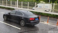 Meski mobil listrik terus berkembang di China, saat ini masih banyak pengendara di Shanghai China, memilih mengendarai mobil bensin dengan berpelat berwarna biru. Foto: M Luthfi Andika