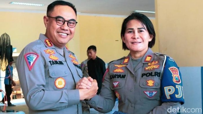 Dirlantas Polda Jatim Kombes Muhammad Taslim saat memberikan penghargaan ke Kanit PJR Jatim 8 Suramadu Ditlantas Polda Jatim AKP Farida Aryani.