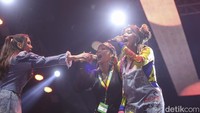 Bergalau ria, Duo Maia juga menyanyikan Dear Diary hingga Aku Baik-baik Saja. Di tengah penampilan mereka, Shanty memberikan kejutan naik panggung. (Foto: Rifkianto Nugroho/detikcom)