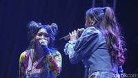 Maia dan Meichan tampil membawakan lagu-lagu hits Ratu di masa lalu salah satunya Lelaku Buaya Darat. (Foto: Rifkianto Nugroho/detikcom)