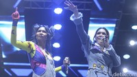 Tentu tidak berakhir sampai di situ, Duo Maia juga menampilkan lagu Teman Tapi Mesra yang populer pada zamannya. (Foto: Rifkianto Nugroho/detikcom)