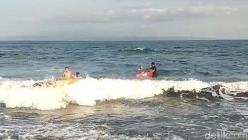 Empat wisatawan asal Medan nyaris tewas di Pantai Lebih,Giayar, Bali.