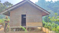 Sebuah rumah panggung sederhana berdinding anyaman bambu ini berdiri di desa Pasir Banen, Cianjur, Jawa Barat. Rumah ini milik Andiyana Ari.