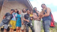 Jika diperhatikan lebih detail, penghuni gubuk bambu ini adalah turis asal Eropa. Saat detikTravel berkunjung, kami bertemu dengan turis asal Belanda dan Jerman. 