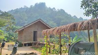 Sekilas tak ada yang berbeda antara gubuk bambu di kaki Gunung Manangel, Cianjur ini dengan rumah warga lainnya.
