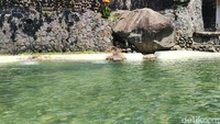 Ketika detikTravel berkunjung, Ari mengajak kami untuk menyusuri desa menuju kolam pemandian alami. Kolam ini bernama Saung Cikal, lokasinya tak jauh dari penginapan.