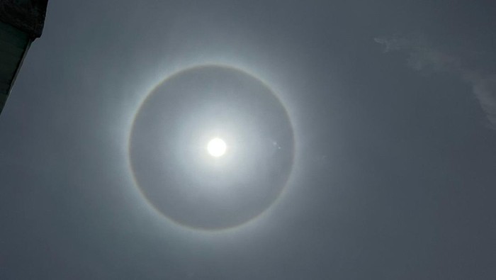 Fenomena Halo Matahari di langit Medan
