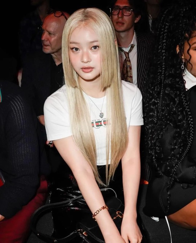 Saat kembali ke Korea Selatan, Hanni NewJeans terlihat dengan warna rambut hitam. Terungkap bahwa dia memakai wig pirang selama Milan Fashion Week 2023.   Foto: Instagram