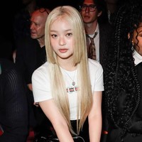 Saat kembali ke Korea Selatan, Hanni NewJeans terlihat dengan warna rambut hitam. Terungkap bahwa dia memakai wig pirang selama Milan Fashion Week 2023.   Foto: Instagram