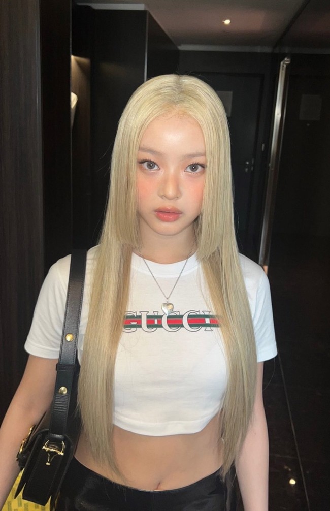 Penampilan Hanni NewJeans dengan rambut pirang sontak menjadi sorotan. Paras cantiknya mengingatkan penggemar dengan aktris dan model Devon Aoki, yang populer membintangi film 2 Fast 2 Furious. Foto: Instagram