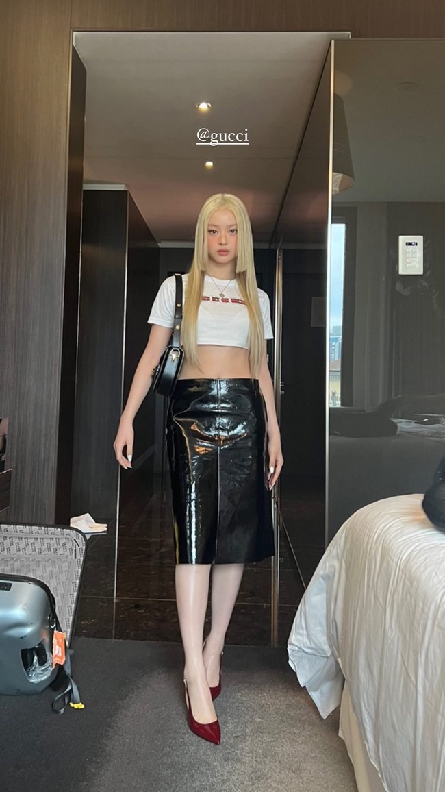 Hanni bergaya seperti anak seusianya. Idol KPop 18 tahun itu memakai crop top Gucci, yang dipadukan dengan leather skirt dan pumps dari Gucci Spring/Summer 2024. Penampilannya dilengkapi dengan koleksi tas Gucci Horsebit 1955 Mini Rounded Bag seharga $3,190 atau sekitar Rp 48 jutaan.Foto: Instagram