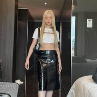 Hanni bergaya seperti anak seusianya. Idol KPop 18 tahun itu memakai crop top Gucci, yang dipadukan dengan leather skirt dan pumps dari Gucci Spring/Summer 2024. Penampilannya dilengkapi dengan koleksi tas Gucci Horsebit 1955 Mini Rounded Bag seharga $3,190 atau sekitar Rp 48 jutaan.Foto: Instagram