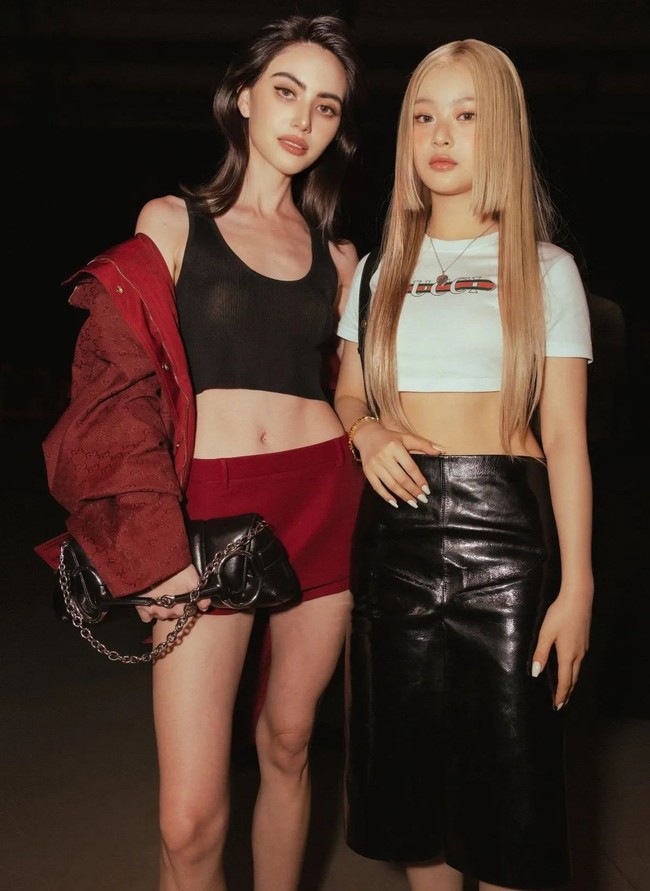 Hanni NewJeans juga berpose dengan aktris kenamaan Thailand, Davikah Hoorne yang membintangi film Pee Mak.   Foto: Instagram