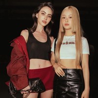 Hanni NewJeans juga berpose dengan aktris kenamaan Thailand, Davikah Hoorne yang membintangi film Pee Mak.   Foto: Instagram