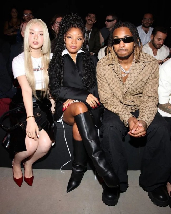 Selama peragaan busana berlangsung, Hanni NewJeans duduk di front row bersama bintang film Little Mermaid Halle Bailey dan rapper DDG. Foto: Instagram