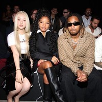 Selama peragaan busana berlangsung, Hanni NewJeans duduk di front row bersama bintang film Little Mermaid Halle Bailey dan rapper DDG. Foto: Instagram