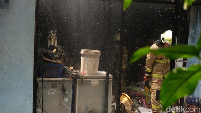 Gercep! Damkar Padamkan Api di Rusun Petamburan Petugas pemadam kebakaran memadamkan api di Rusun Petamburan, Jakarta. Tampak ruangan yang terbakar adalah tempat laundry pakaian.