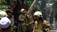 Warga langsung memadamkan api dengan sumber air di rusun sebelum petugas damkar tiba.