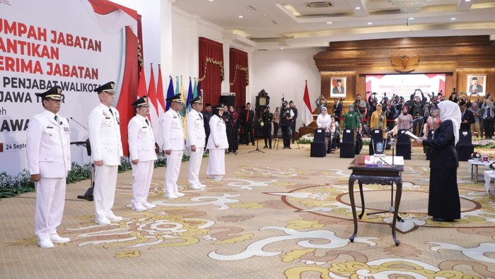 Gubernur Jatim Khofifah Indar Parawansa melantik 6 pj bupati di Gedung Negara Grahadi Surabaya.