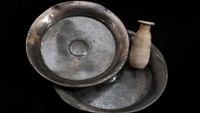 Para arkeolog menemukan beberapa harta karun yang tersembunyi. Harta karun tersebut antara lain perhiasan emas, alat ritual dari perak, dan wadah pualam yang pernah digunakan untuk menyimpan parfum atau salep dikenal sebagai unguents. (Dok Kementerian Pariwisata dan Kepurbakalaan Mesir)