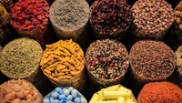 Traveler juga bisa menjelajah Spice Souk atau Pasar Rempah yang penuh warna dan aroma. Bersiaplah untuk mencicipi cita rasa dan berbagai resep baru saat Anda menjelajahi pasar ini. (dok. Department of Economy and Tourism Dubai)