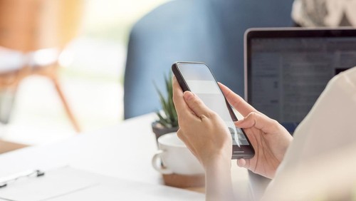 Ilustrasi HP China mirip iPhone 15