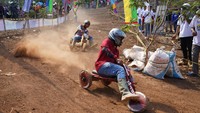 Balapan ini diikuti oleh puluhan peserta.