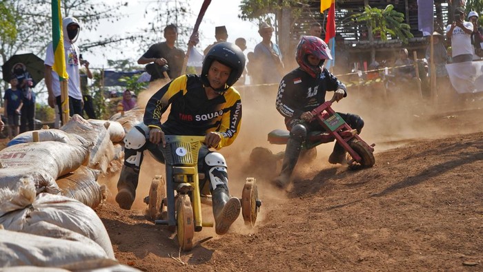 Intip Keseruan Balap Gledekan Nusantara Seri IV di Kendal Peserta balap Gledekan beradu cepat saat Festival Gledekan Nusantara seri IV di sirkuit Kalisuren, Sidodadi, Patean, Kendal, Jawa Tengah, Minggu (24/9/2023). Balap Gledekan yang diikuti puluhan peserta tersebut bertujuan untuk melestarikan permainan tradisional yang mengandung nilai kekompakan tim dan sportivitas. ANTARA FOTO/Anis Efizudin/nz