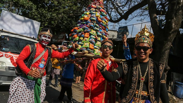 Peserta mengarak gunungan jajanan saat mengikuti kirab budaya sedekah bumi Festival Bukit Jatiwayang di Simongan, Semarang, Jawa Tengah, Minggu (24/9/2023). Kirab budaya yang melibatkan seluruh elemen masyarakat tersebut digelar sebagai upaya melestarikan dan mengenalkan budaya turun temurun dari nenek moyang yang pertama kali menempati daerah itu sekaligus mengembangkan potensi kampung wisata melalui seni budaya serta hasil bumi. ANTARA FOTO/Makna Zaezar/nz