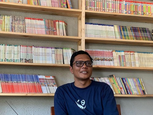 Koleksi komik di Rumah Momo, Renon, Denpasar, Bali. Kafe ini mengajak para pengunjungnya bernostalgia ke era 1990-an.