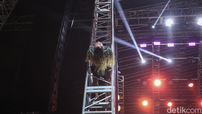 Lagi, Nassar Panjat Panggung Pestapora Pedangdut Nassar jadi salah satu yang ditunggu penampilannya di Pestapora. Dirinya tampil maksimal hingga panjat panggung.