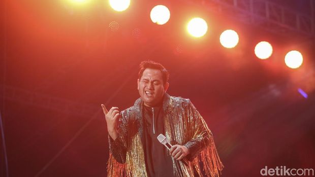 Pedangdut Nassar jadi salah satu yang ditunggu penampilannya di Pestapora. Dirinya tampil maksimal hingga panjat panggung.