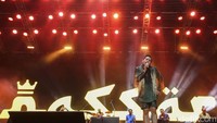 Nassar membawakan lagu-lagu populernya. Tak cuma suara, aksi panggung Nassar juga maksimal.