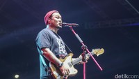 Virgoun juga menyanyikan lagu Seluruh Nafas Ini. Otomatis semua penonton akan ikutan menyanyi! (Foto: Rifkianto Nugroho/detikcom) 