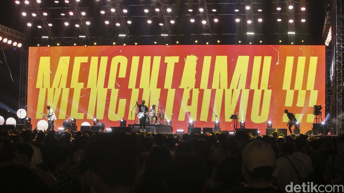 Band Last Child mengisi Panggung Pestapora di Jakarta, Sabtu (23/9/2023)