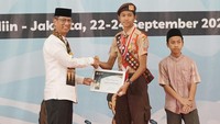 Penjabat Gubernur DKI Jakarta, Heru Budi Hartono memberikan penghargaan kepada salah satu generasi penerus (generus) LDII Jakarta berprestasi. Muhammad Faiq Al Basith, diganjar Juara 1 Tingkat Nasional Penggalang Garuda, Lencana Pramuka Teladan, asal Jakarta Utara.