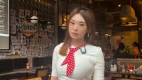 Aksi unik juga pernah dilakukan Livy Renata yang terkenal sebagai anak mami. Dirinya pernah mencoba menjadi pegawai Karens Diner yang viral karena pelayanan jutek. Foto: Instagram/livyrenata