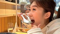 Tak lengkap rasanya jika ke Jepang tanpa mencicipi ramen. Menyambangi restoran ramen yang terkenal menjadi agenda yang tak boleh dilewatkan Livy Renata. Foto: Instagram/livyrenata