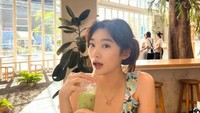 Tak hanya di Jepang, saat berlibur ke Bali Livy Renata juga memesan segelas matcha. Menurutnya rasa matcha yang unik cocok untuk menyegarkan tubuh. Foto: Instagram/livyrenata